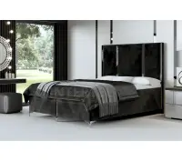 Luksusowe łóżko kontynentalne 140x200 MEDIOLAN 1M zagłowie pionowe panele tapicerowane z metalową listwą ozdobną, wygodne z materacem